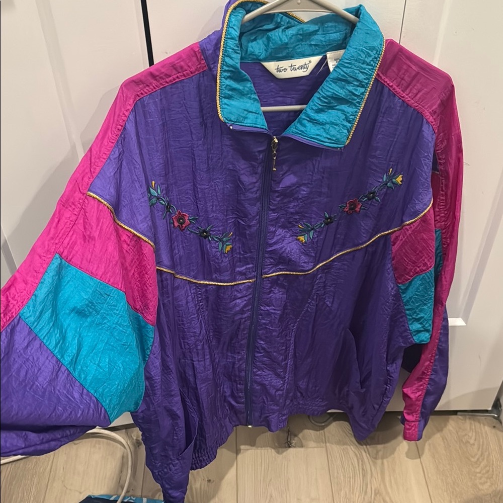 Retro light windbreaker with flower stitch designs. Perfect for spring!